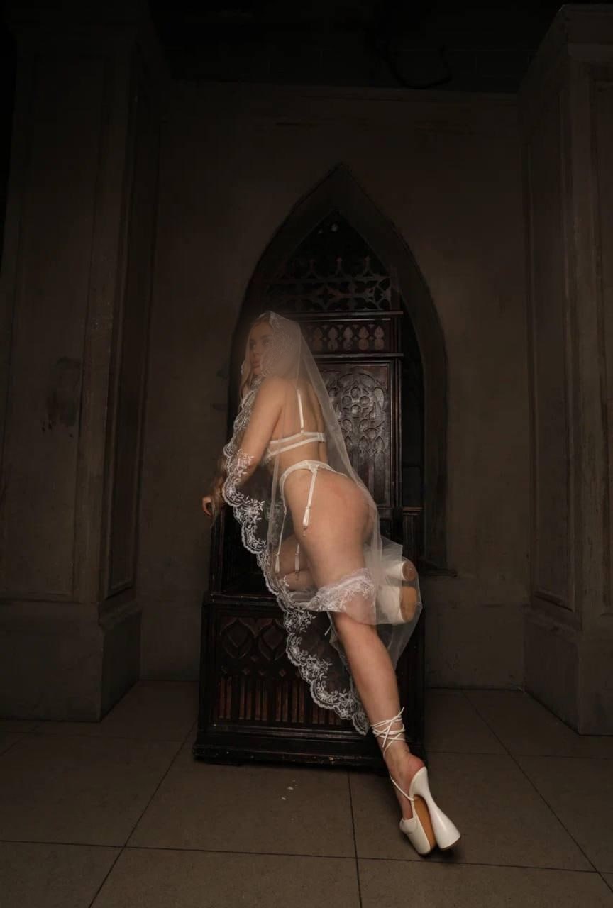 Scarlet Lace Sabrina